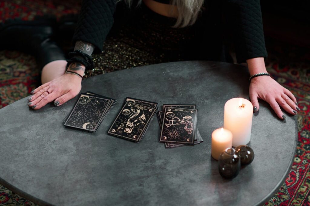Chiêm tinh bài test chuyển slug 1 unrecognizable woman with tarot cards